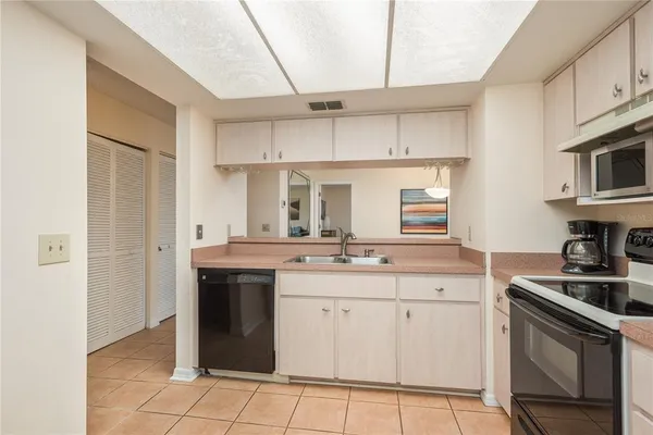 $1,950 | 2713 Countryside Boulevard, Unit 108, Clearwater, FL 33761