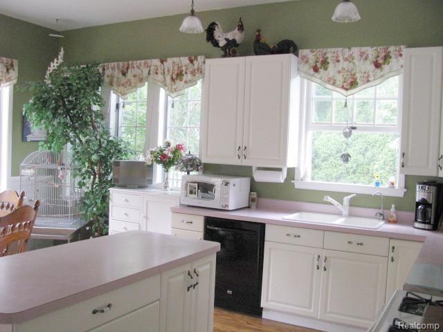 315 Benjamin Street Romeo, MI 48065 - Photo 12 of 54 #12 Kitchen.jpg