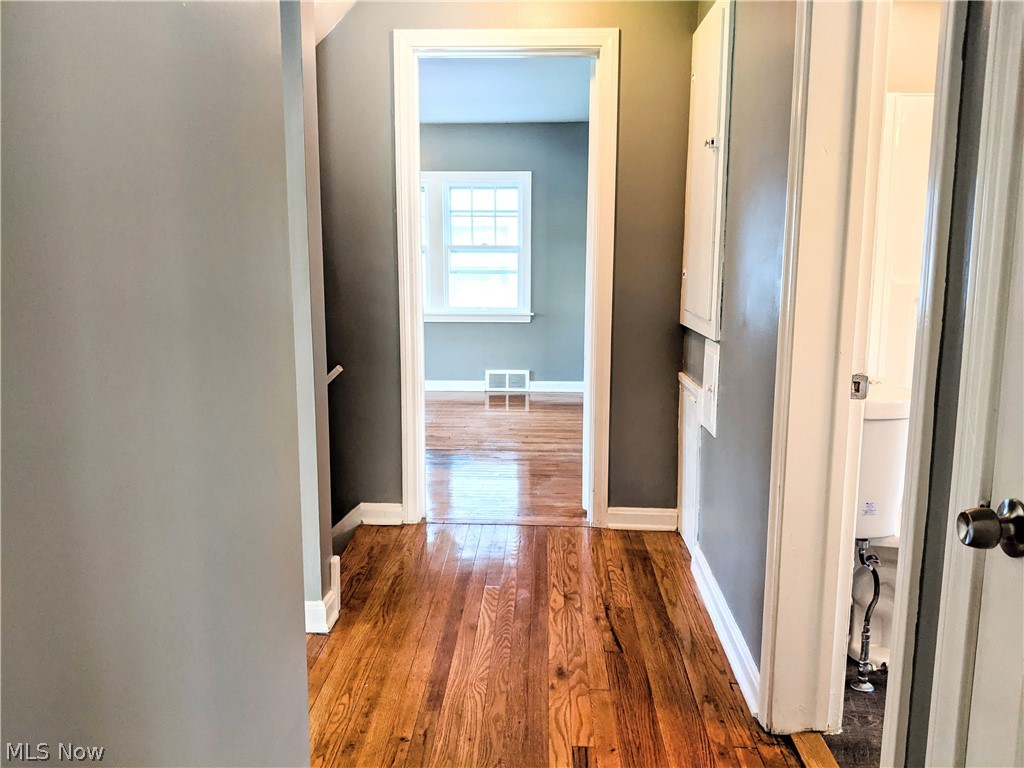 1256 Richmond Road Cleveland, OH 44124 - Photo 15 of 27 Upstairs Hallway
