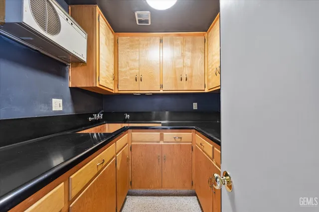 an empty room with windows and ceiling fan
