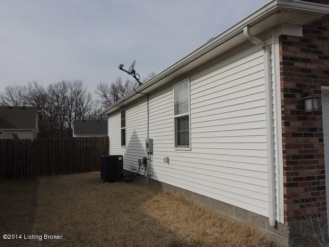 207 Madison Rae Boulevard Shepherdsville, KY 40165 - Photo 2 of 16 Left Side