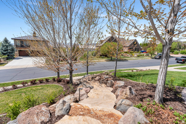 811 South High Ridge Drive Alpine, UT 84004 - Photo 93 of 98 View of grassy yard featuring a residential view