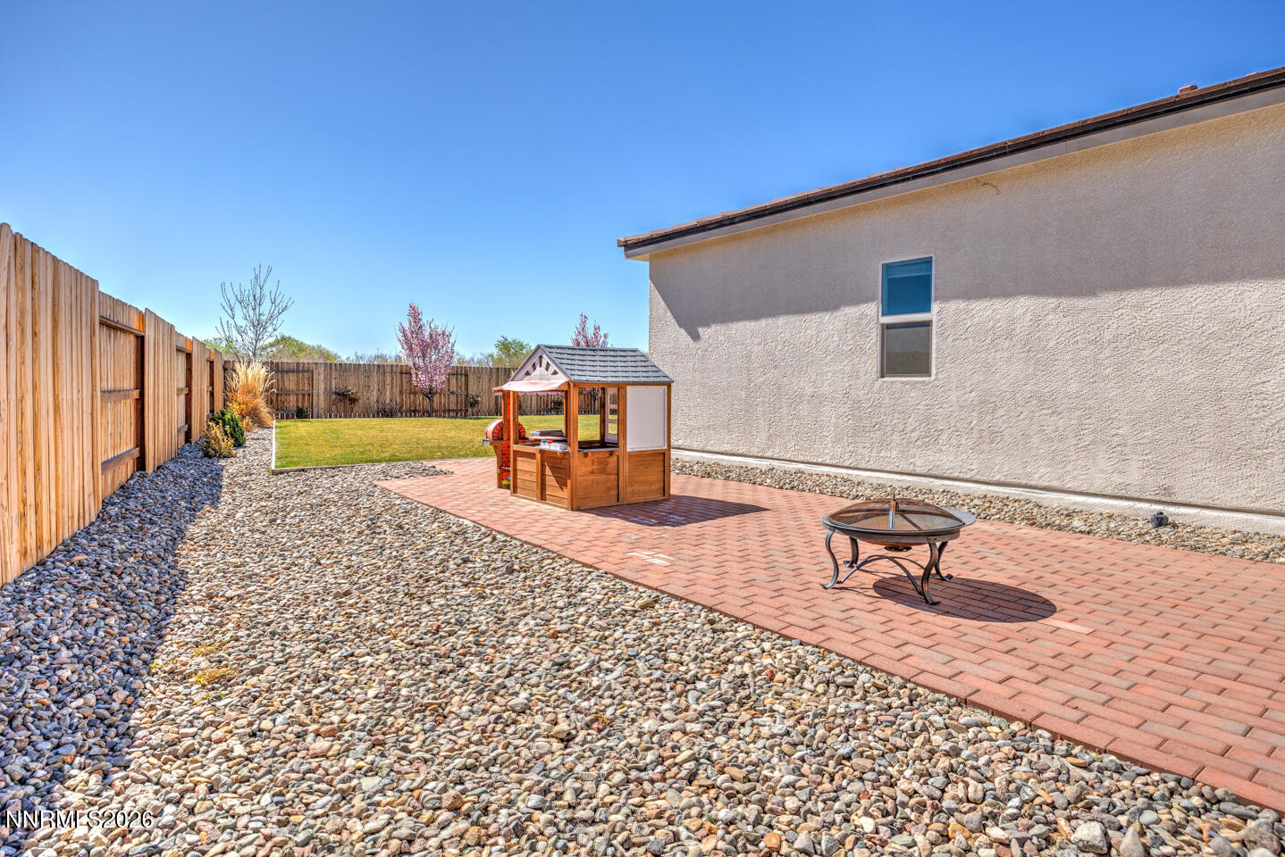 1135 Tamarack Drive Fallon, NV 89406 - Photo 18 of 23 a backyard of a house with table and chairs