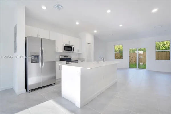 $2,400 | 250 Southeast 10th Court, Homestead, FL 33034