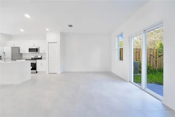 $2,400 | 250 Southeast 10th Court, Homestead, FL 33034