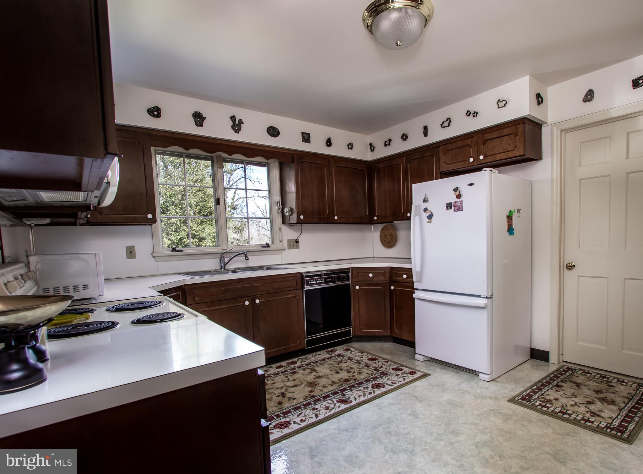19610 Meadowbrook Road Hagerstown, MD 21742 - Photo 6 of 30 KITCHEN