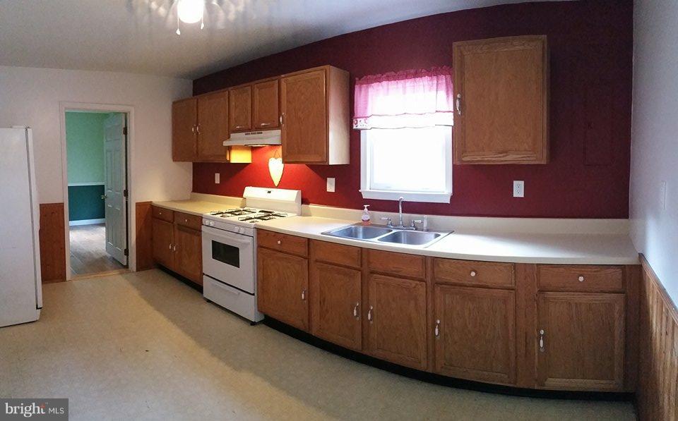 4308 Beulah Road Hurlock, MD 21643 - Photo 6 of 16 Kitchen with Gas Stove