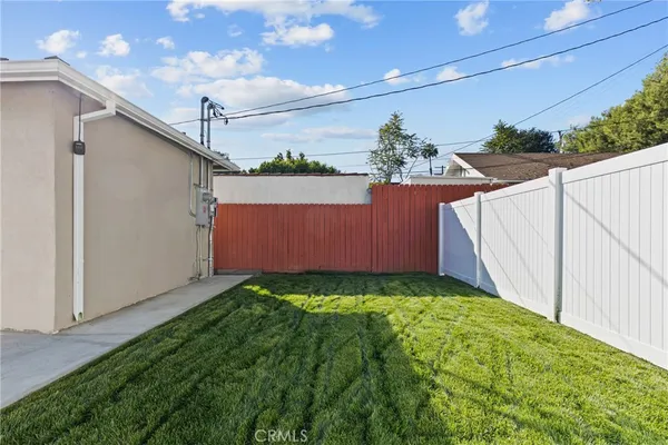 a view of a backyard