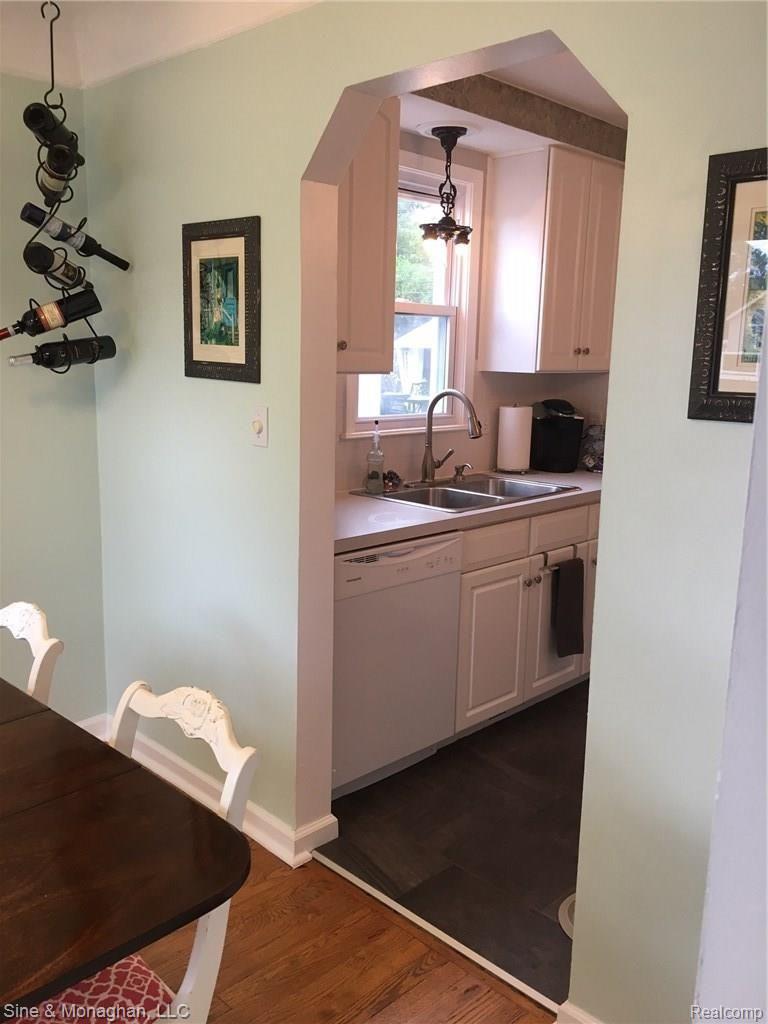 2981 Wakefield Road Berkley, MI 48072 - Photo 19 of 64 VIEW THRU TO KITCHEN FROM DINING ROOM