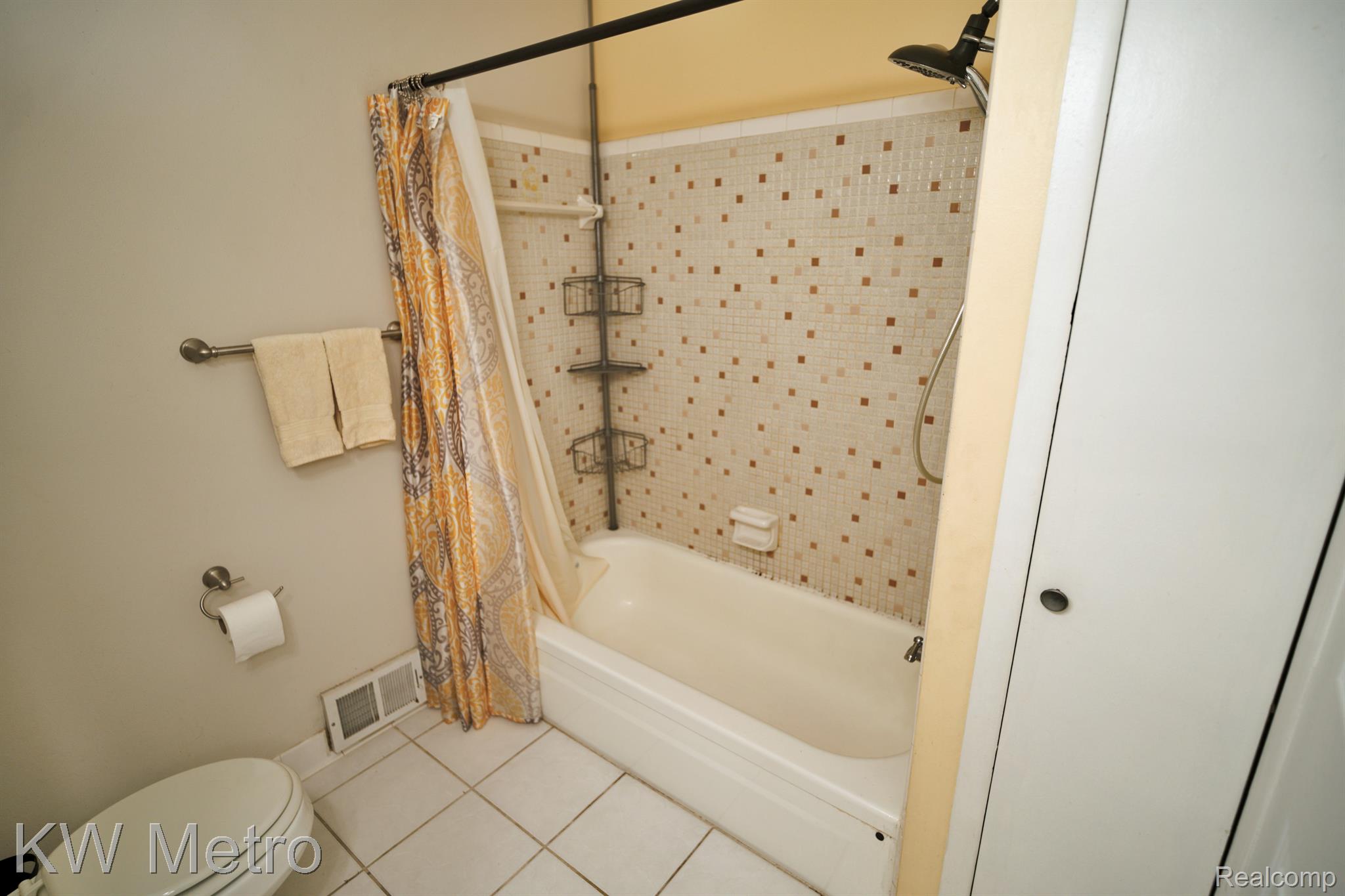 29313 Hayes Road, Unit 38 Warren, MI 48088 - Photo 11 of 20 Tub/Shower Combo