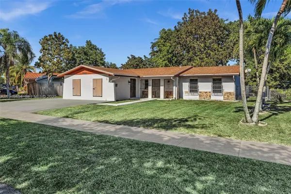 a view of house with a yard