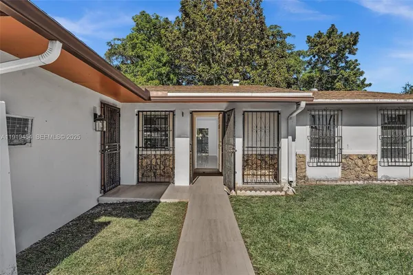 a view of a house with backyard and porch