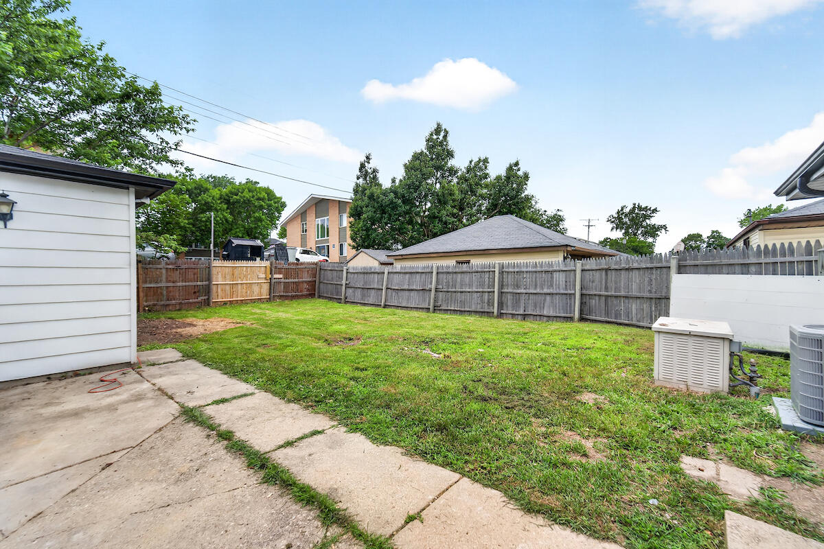 2702 Loraine Avenue Racine, WI 53404 - Photo 16 of 18 DSC06436