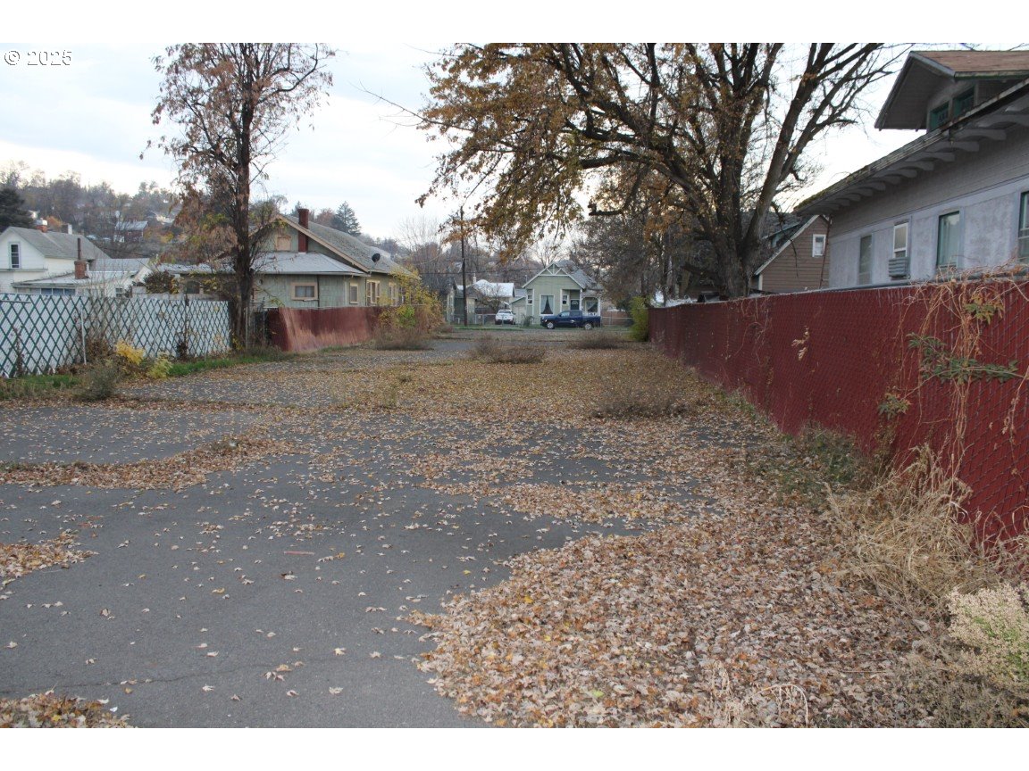 606 Southwest 3rd Street Pendleton, OR 97801 - Photo 3 of 4 a view of outdoor space and yard