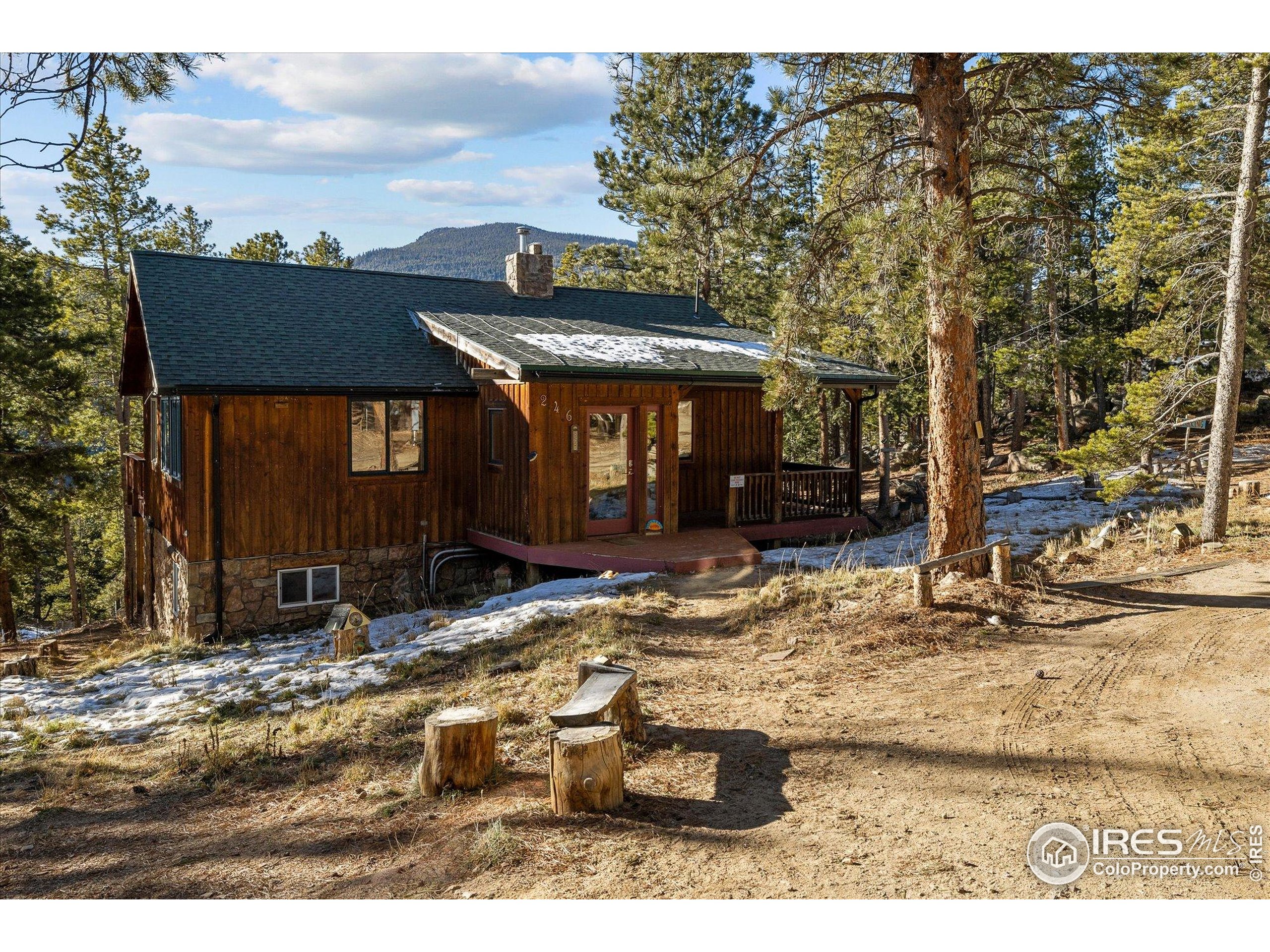 a view of a house with backyard