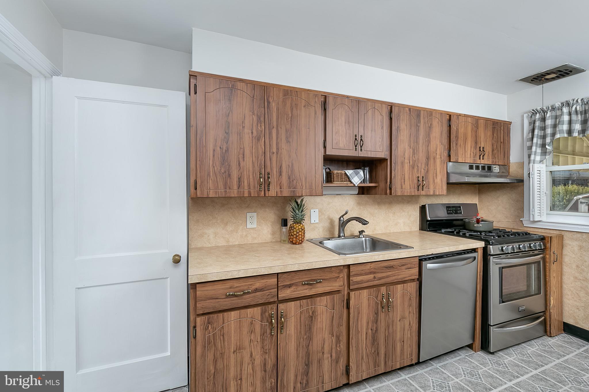 2111 Searles Road Baltimore, MD 21222 - Photo 14 of 32 Kitchen