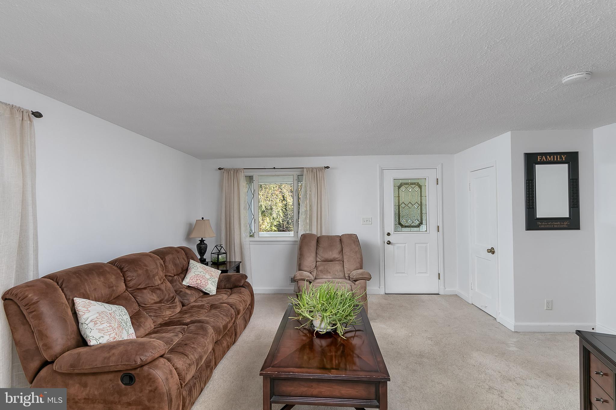2111 Searles Road Baltimore, MD 21222 - Photo 8 of 32 Living Room