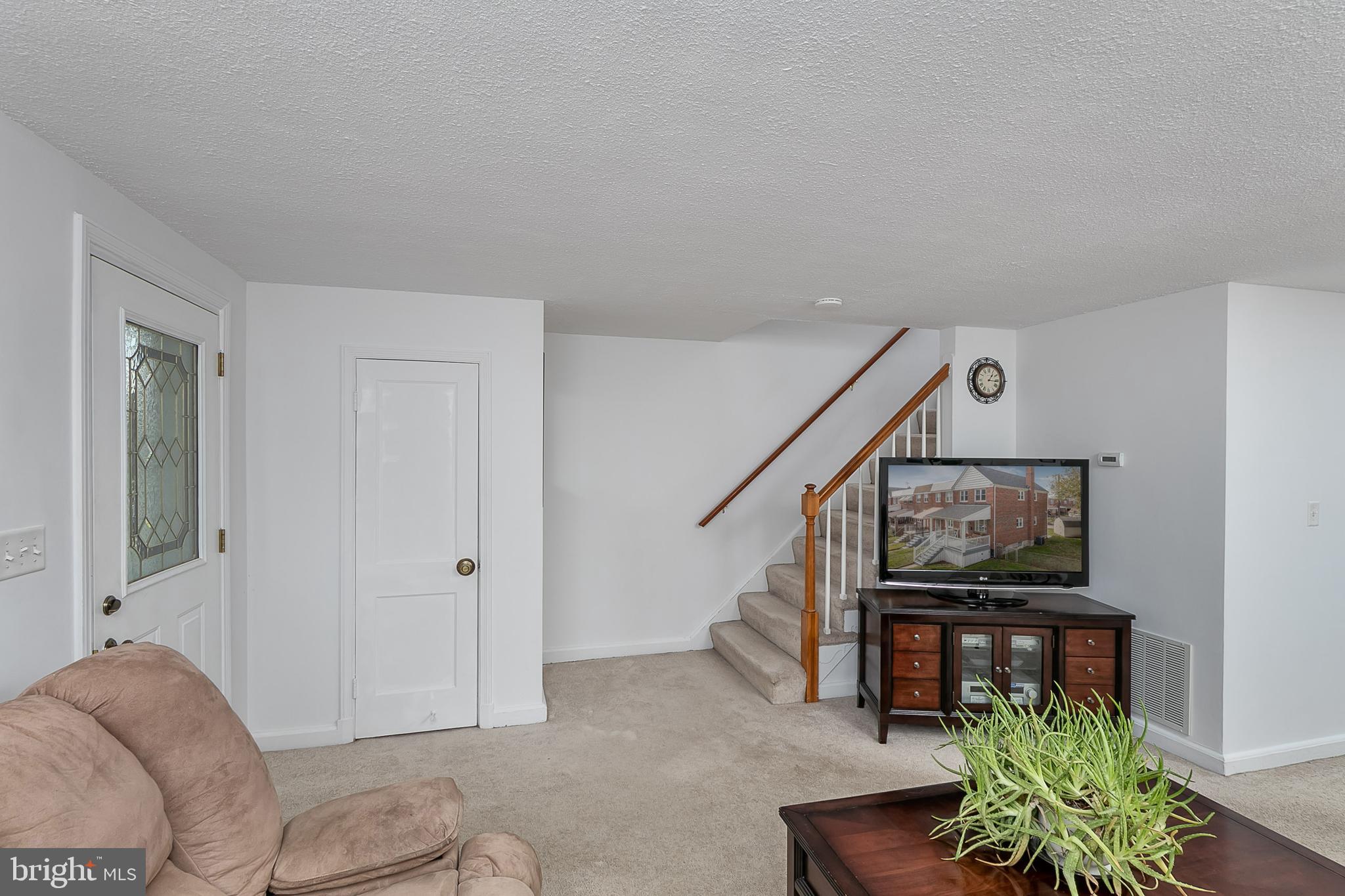 2111 Searles Road Baltimore, MD 21222 - Photo 9 of 32 Living Room
