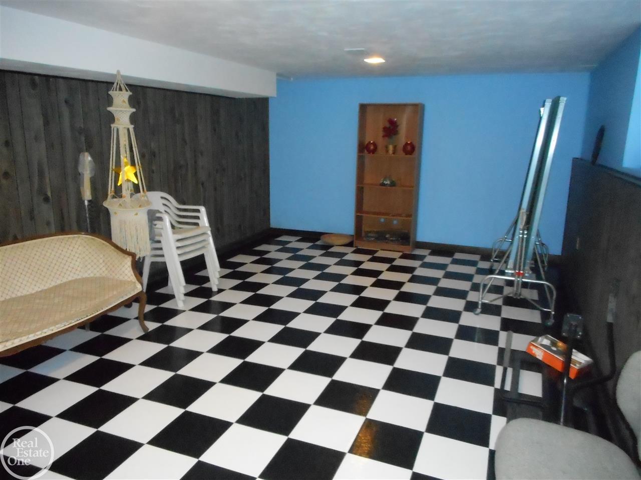 20720 Marter Road Grosse Pointe, MI 48236 - Photo 17 of 24 50032110-16.JPG