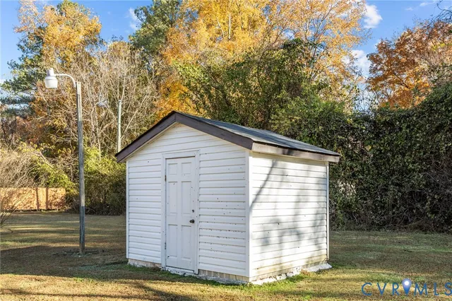 a view of large trees with yard