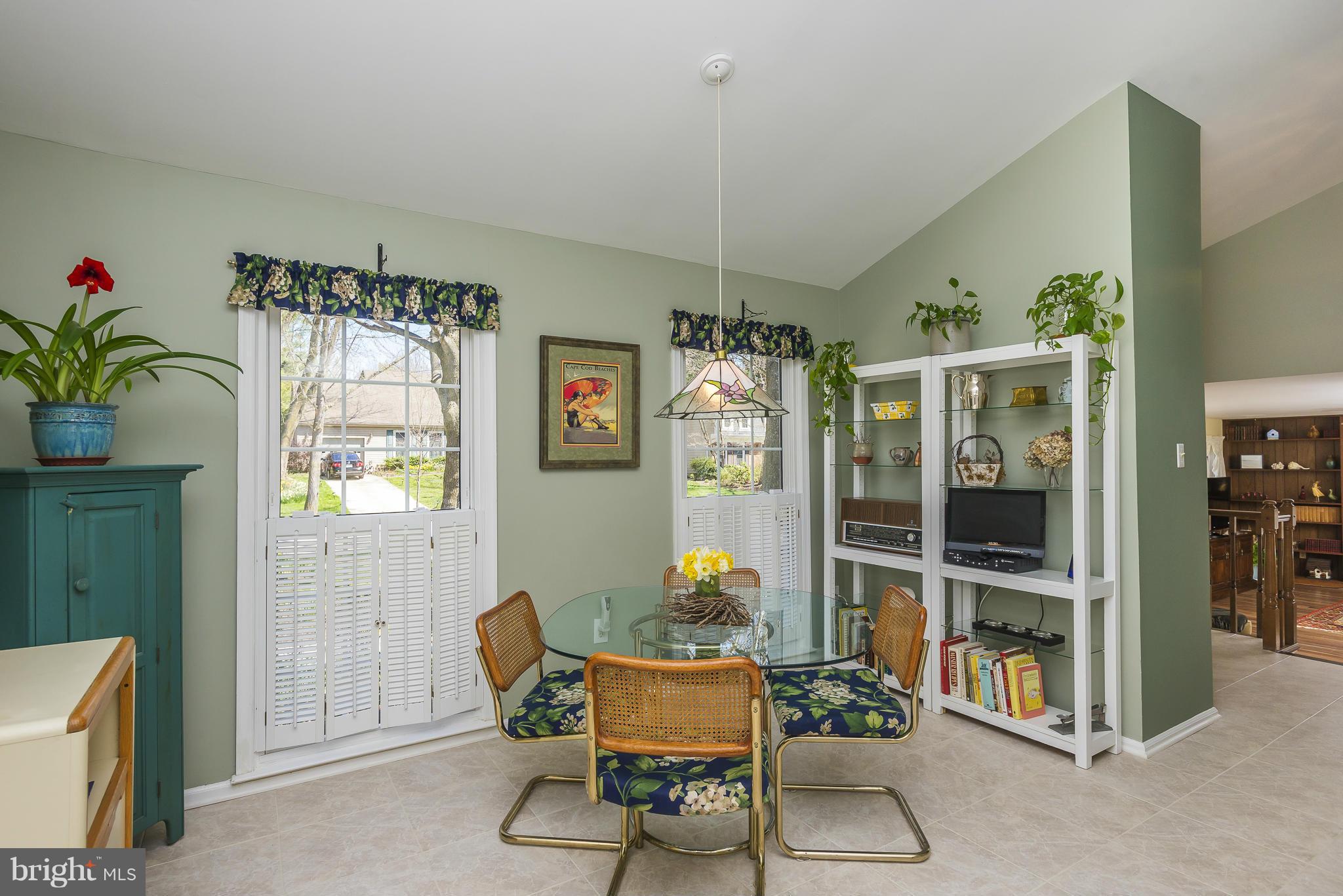 5054 Whetstone Road Columbia, MD 21044 - Photo 11 of 30 a living room with furniture and a potted plant