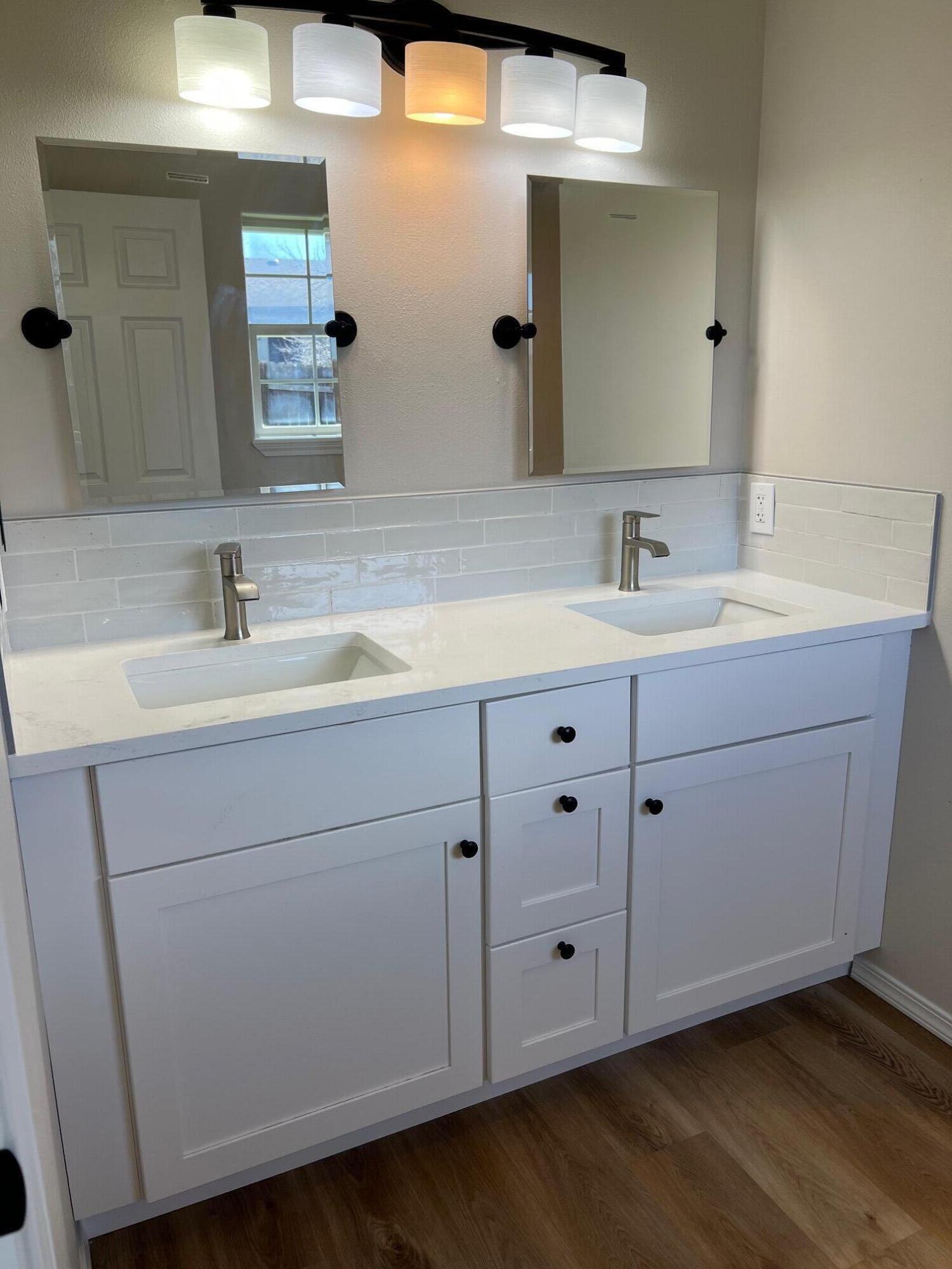 629 Deer Ridge Court Madras, OR 97741 - Photo 16 of 39 a bathroom with a sink and a mirror