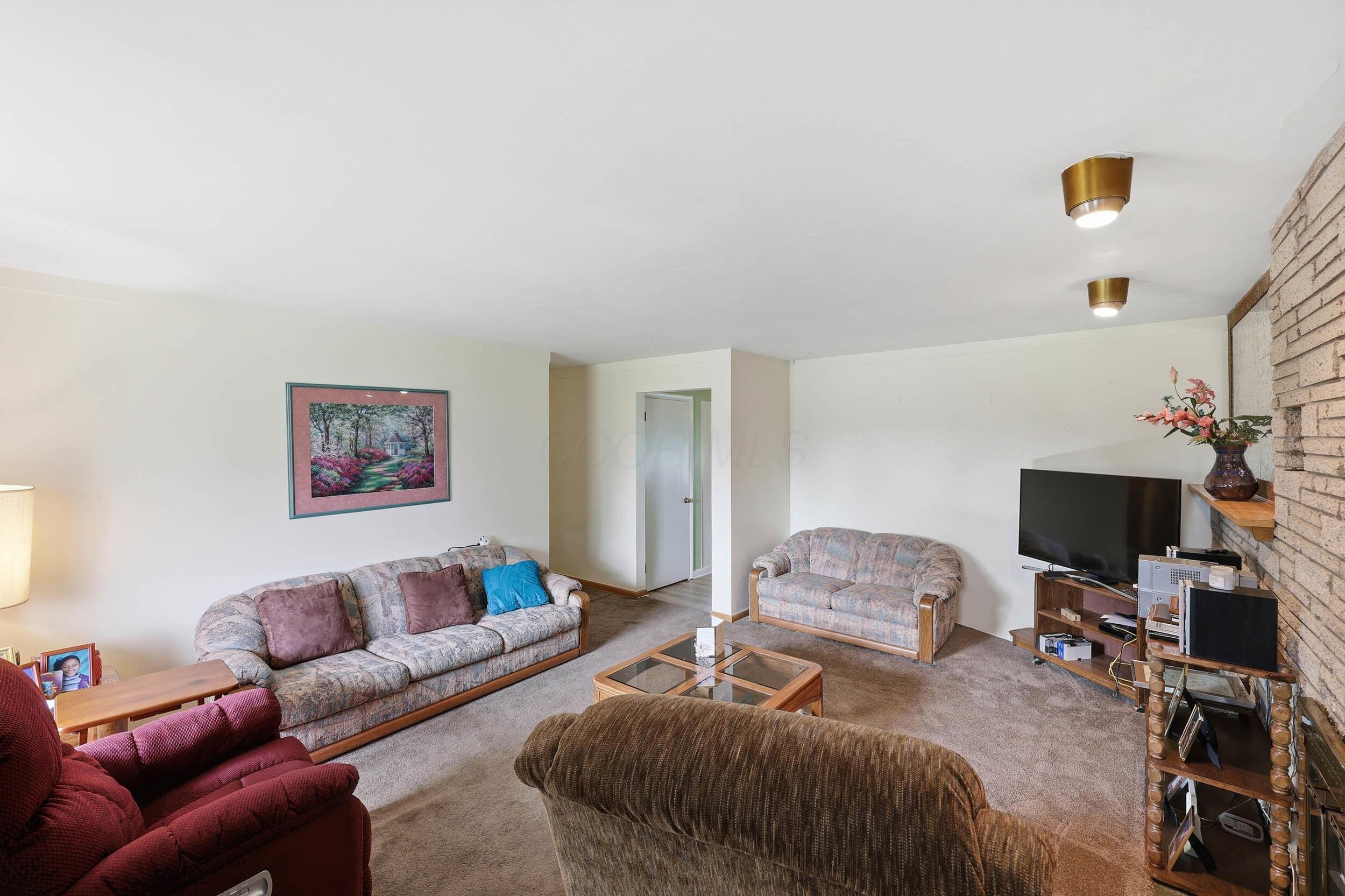 1437 Cunard Road Columbus, OH 43227 - Photo 5 of 28 Living room