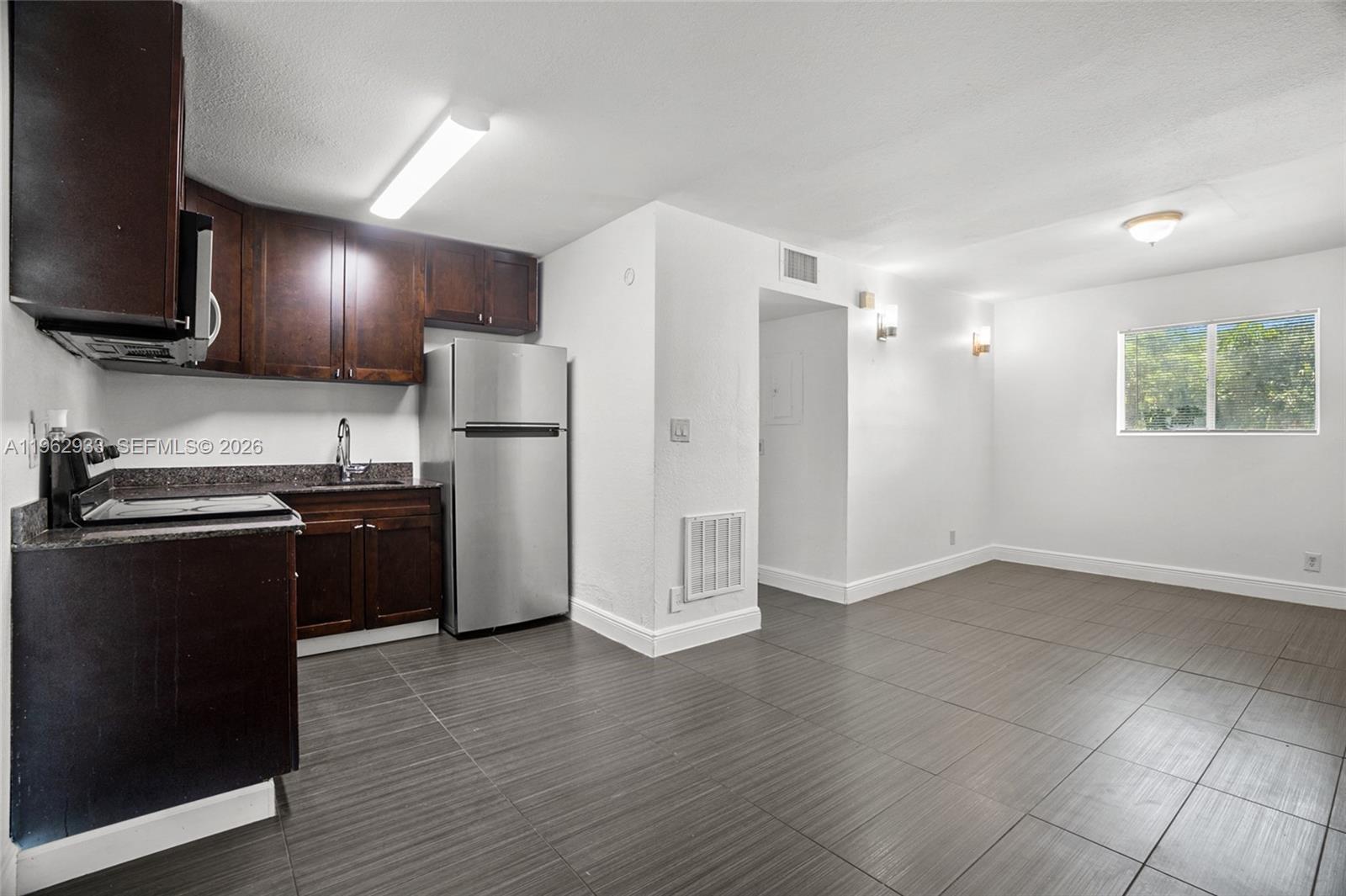 37 Southwest 14th Street, Unit 19 Dania Beach, FL 33004 - Photo 1 of 27