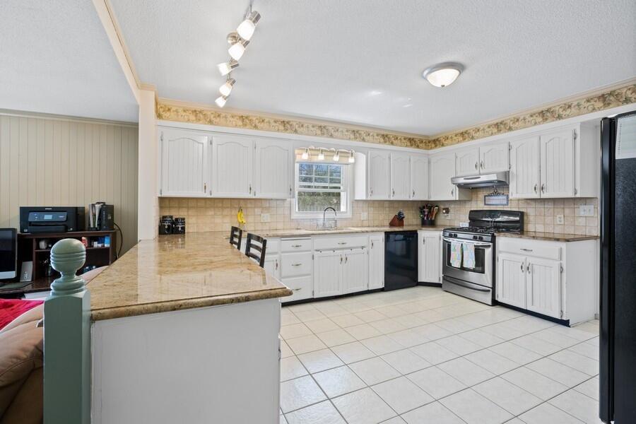 1532 Jasmine Road St. Joseph, MI 49085 - Photo 4 of 18 Kitchen