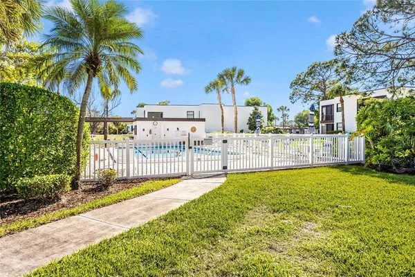 $1,900 | 5052 Marsh Field Road, Unit 9, Sarasota, FL 34235