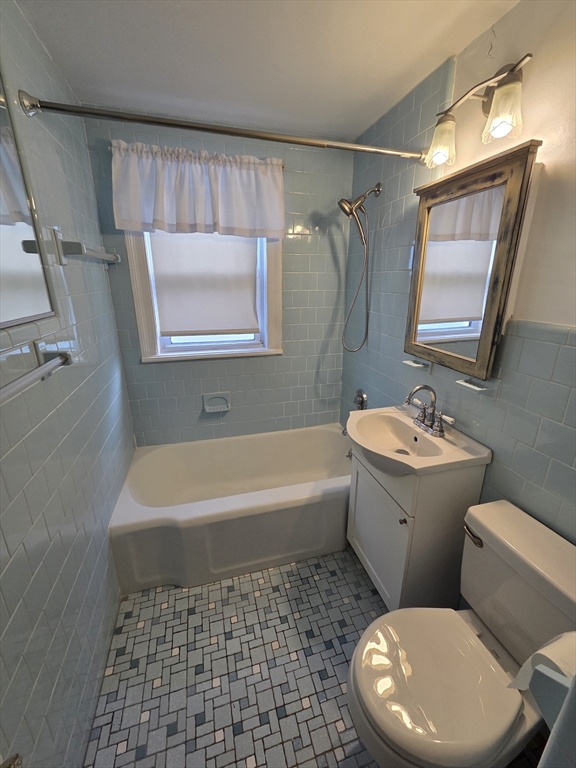 72 Barstow Street, Unit 1 Salem, MA 01970 - Photo 10 of 12 a bathroom with a toilet a sink and bathtub