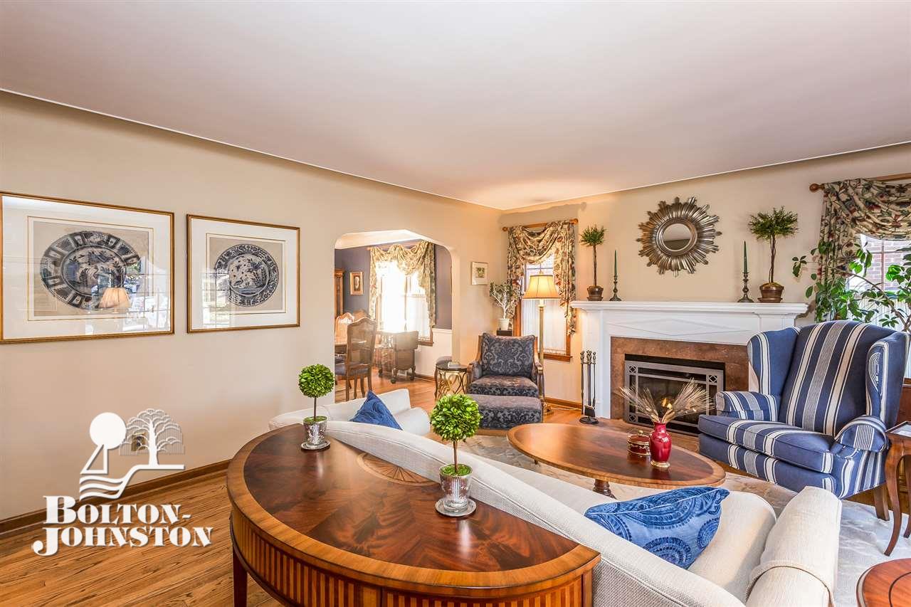1366 Bishop Road Grosse Pointe, MI 48230 - Photo 8 of 50 Living Room