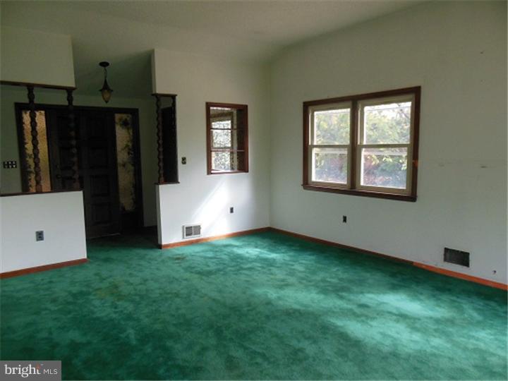 344 Chapel Heights Road Sewell, NJ 08080 - Photo 4 of 9 Living Room