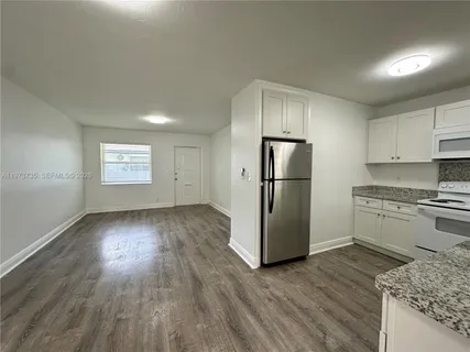 $1,695 | 2221 Monroe Street, Unit 10, Hollywood, FL 33020