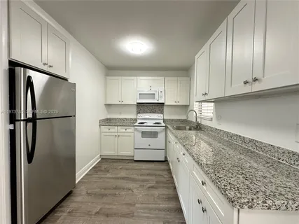 $1,695 | 2221 Monroe Street, Unit 10, Hollywood, FL 33020