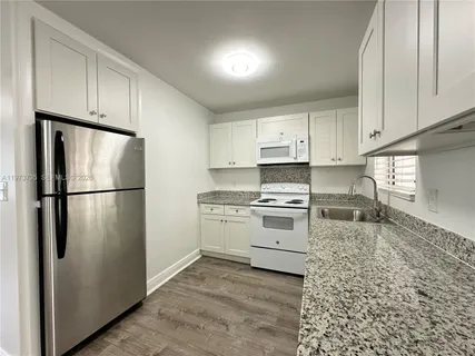 $1,695 | 2221 Monroe Street, Unit 10, Hollywood, FL 33020