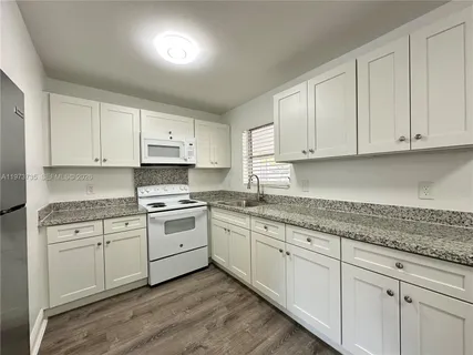 $1,695 | 2221 Monroe Street, Unit 10, Hollywood, FL 33020