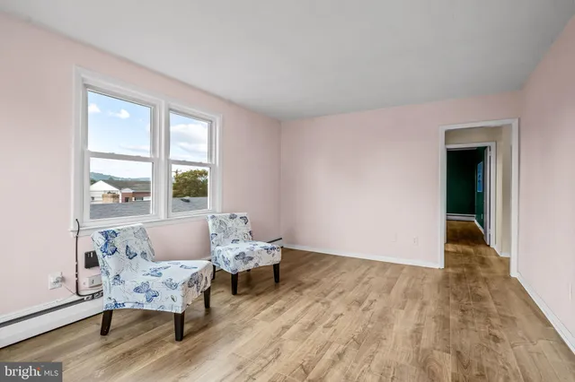 a view of empty room with window