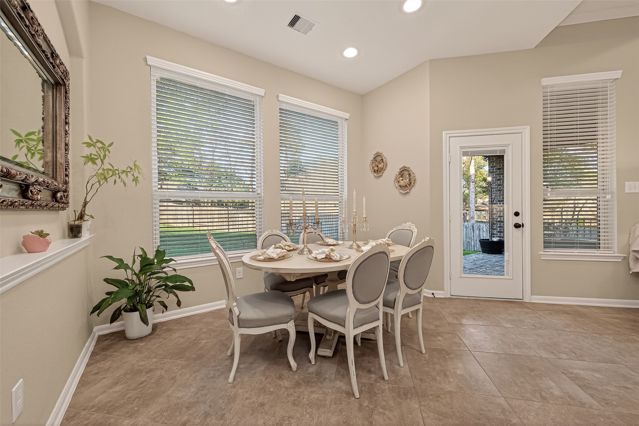 10 Ruchill Circle Conroe, TX 77304 - Photo 14 of 47 Breakfast nook overlooking backyard.