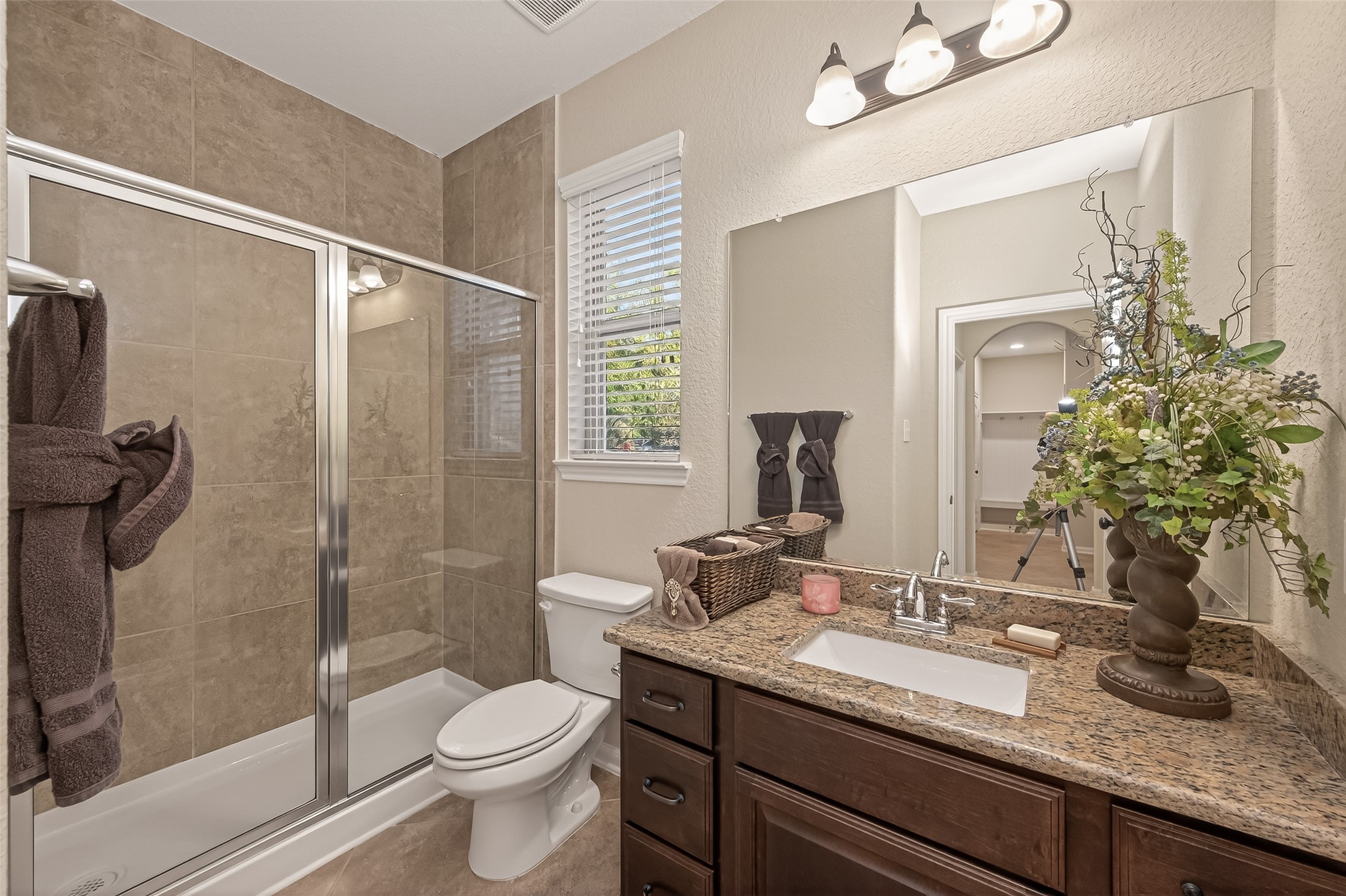 10 Ruchill Circle Conroe, TX 77304 - Photo 22 of 47 Full Bathroom, just outside the guest room. The Bathroom room shares a private hallway with the guest room and laundry room. Great Layout.