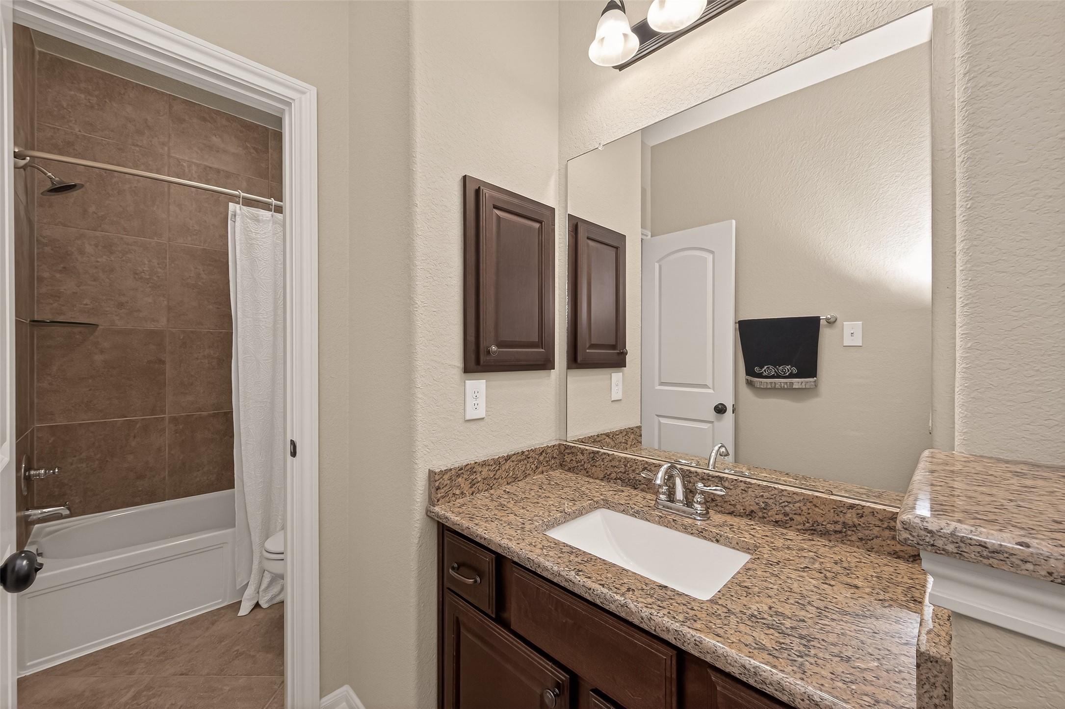 10 Ruchill Circle Conroe, TX 77304 - Photo 27 of 47 Second Floor- En-suite Hollywood Bathroom.