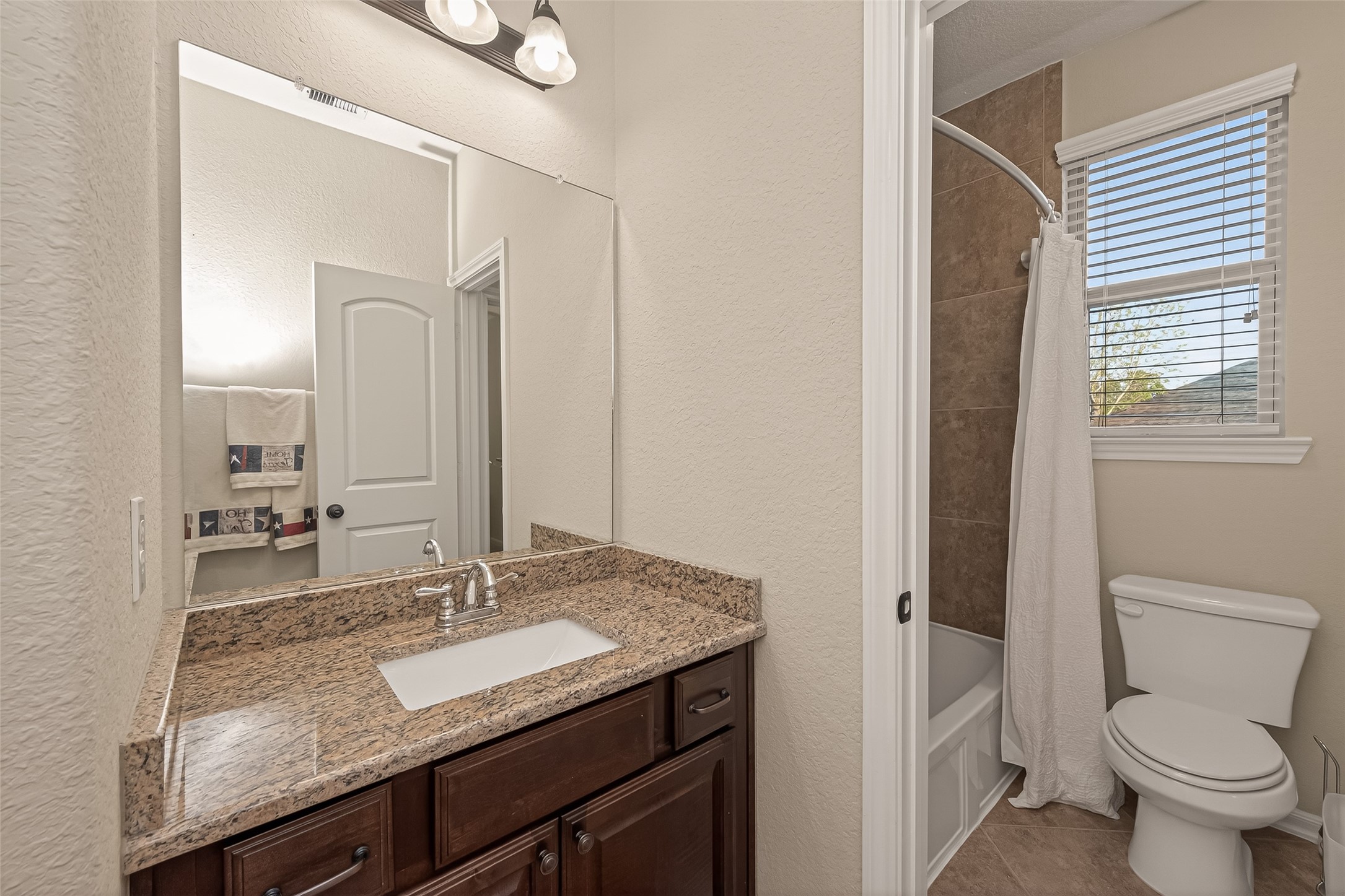 10 Ruchill Circle Conroe, TX 77304 - Photo 28 of 47 Second Level Hollywood bathroom.