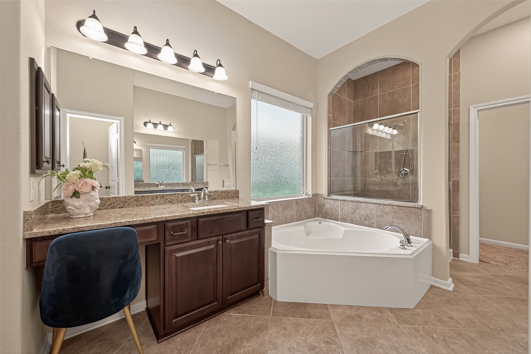 10 Ruchill Circle Conroe, TX 77304 - Photo 34 of 47 Lots of natural light in this beautiful Primary Bath.