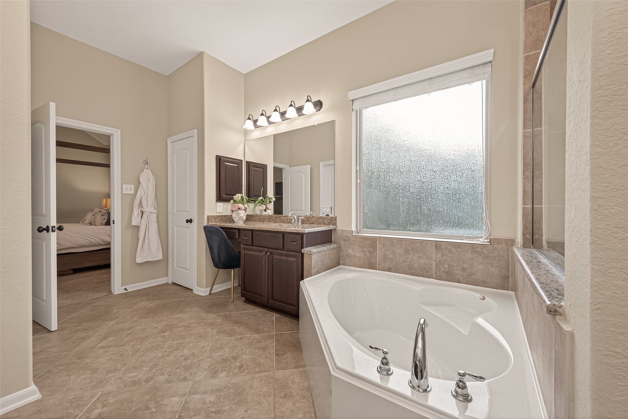 10 Ruchill Circle Conroe, TX 77304 - Photo 35 of 47 Huge Primary Bath