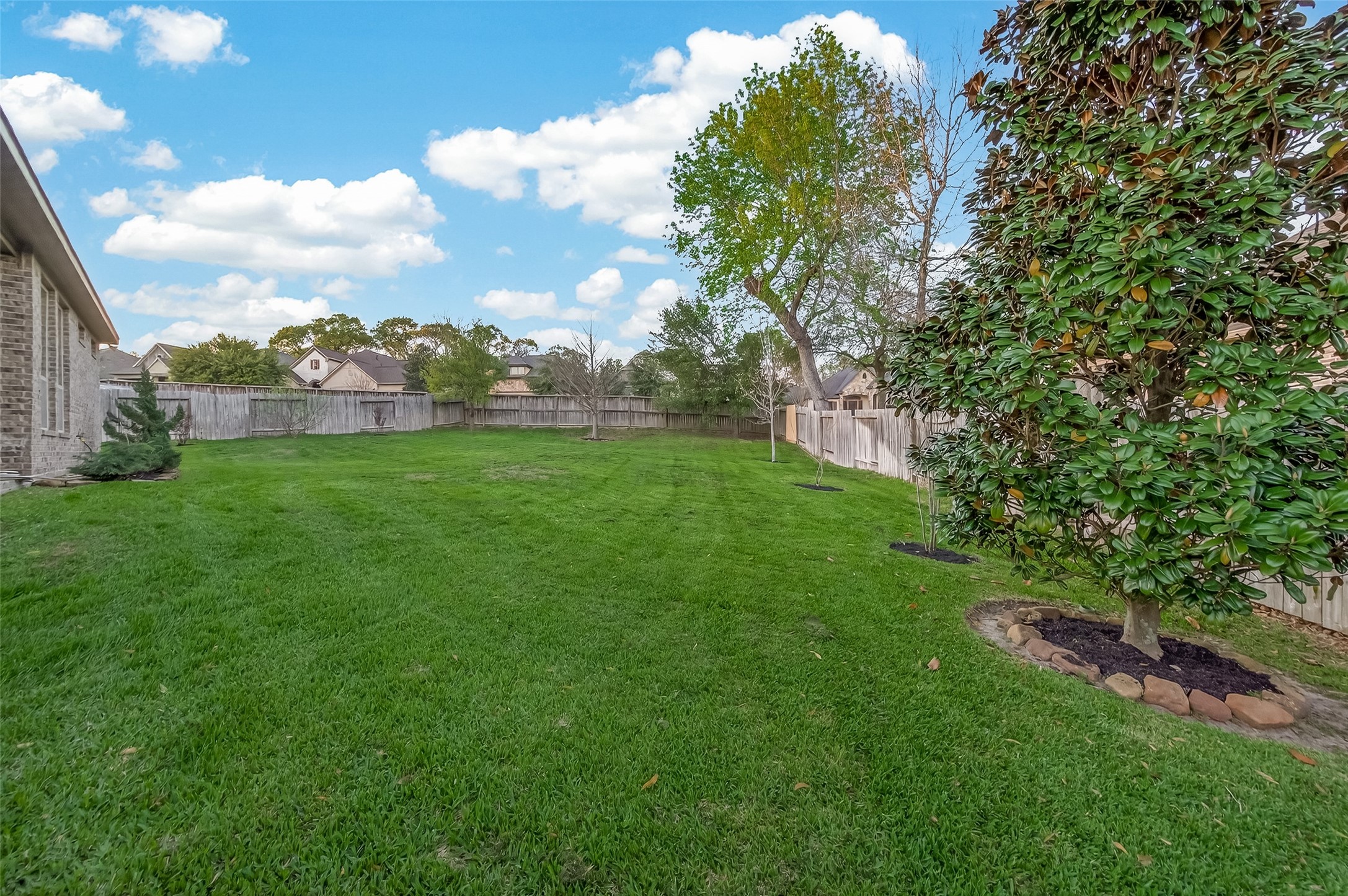 10 Ruchill Circle Conroe, TX 77304 - Photo 4 of 47 Wow, what a yard!