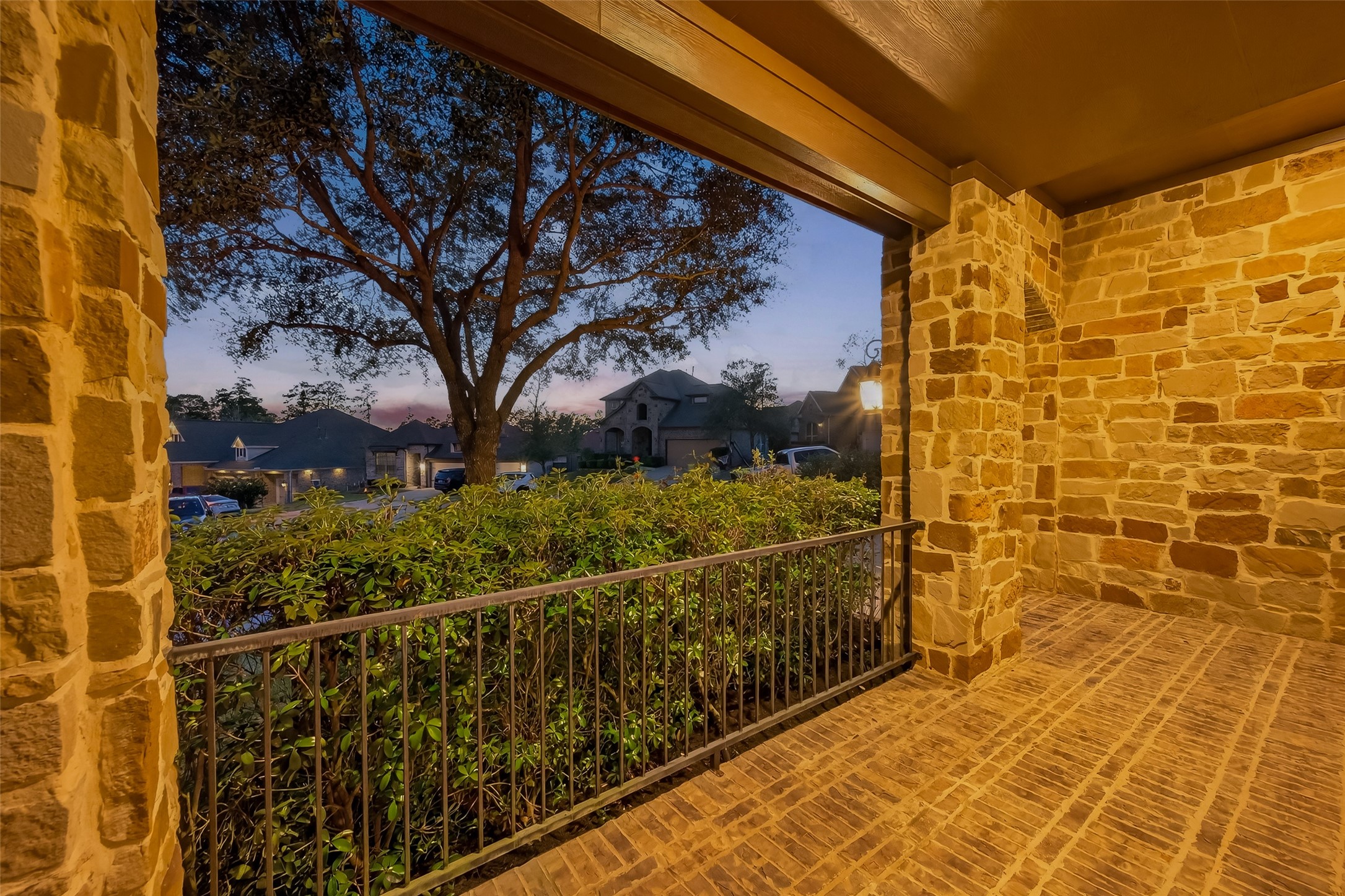 10 Ruchill Circle Conroe, TX 77304 - Photo 43 of 47 Front porch at night!