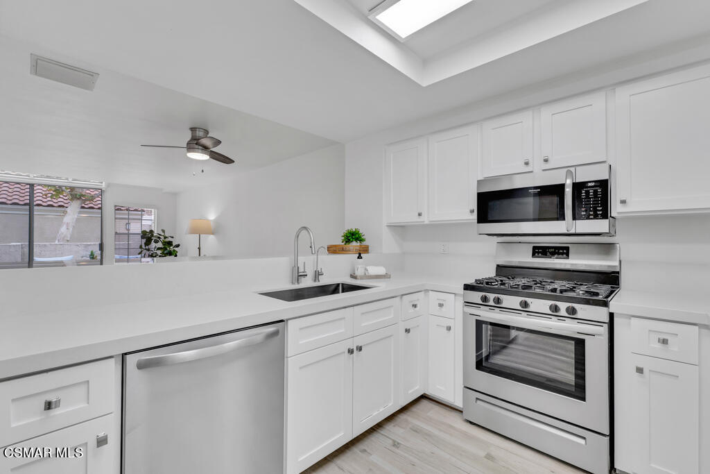 4240 Lost Hills Road, Unit 3303 Calabasas, CA 91301 - Photo 9 of 37 Kitchen