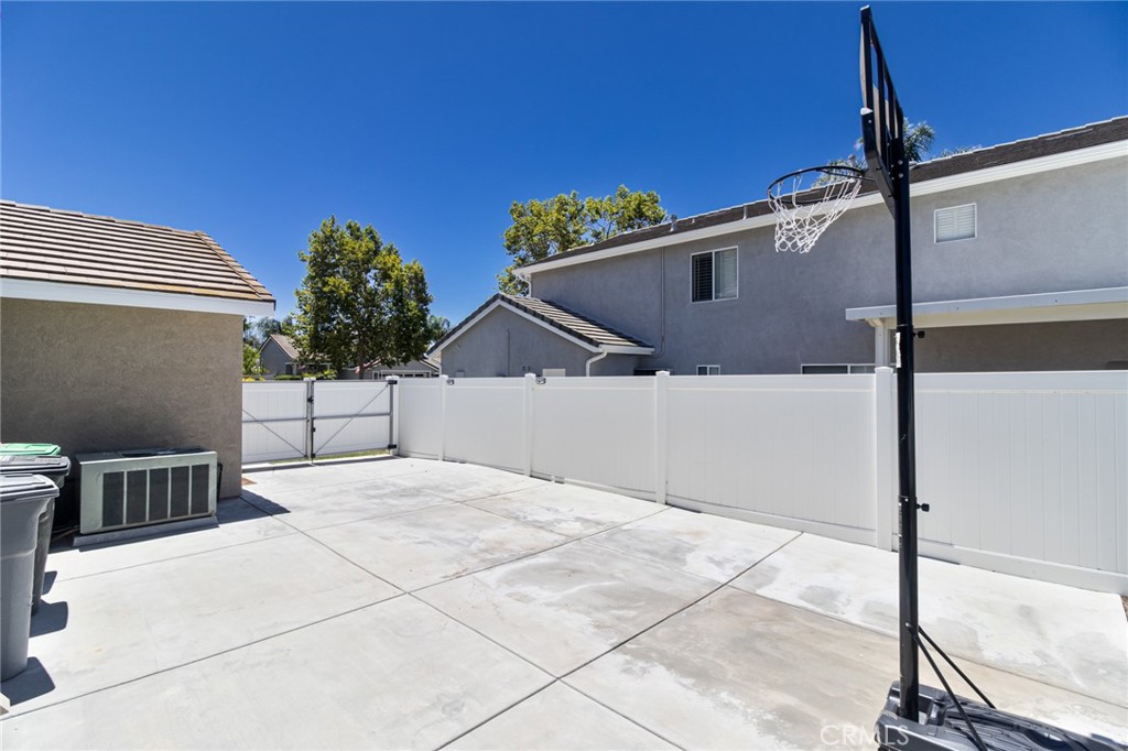 32182 Cala Torrente Temecula, CA 92592 - Photo 29 of 35 a balcony view with a potted plant