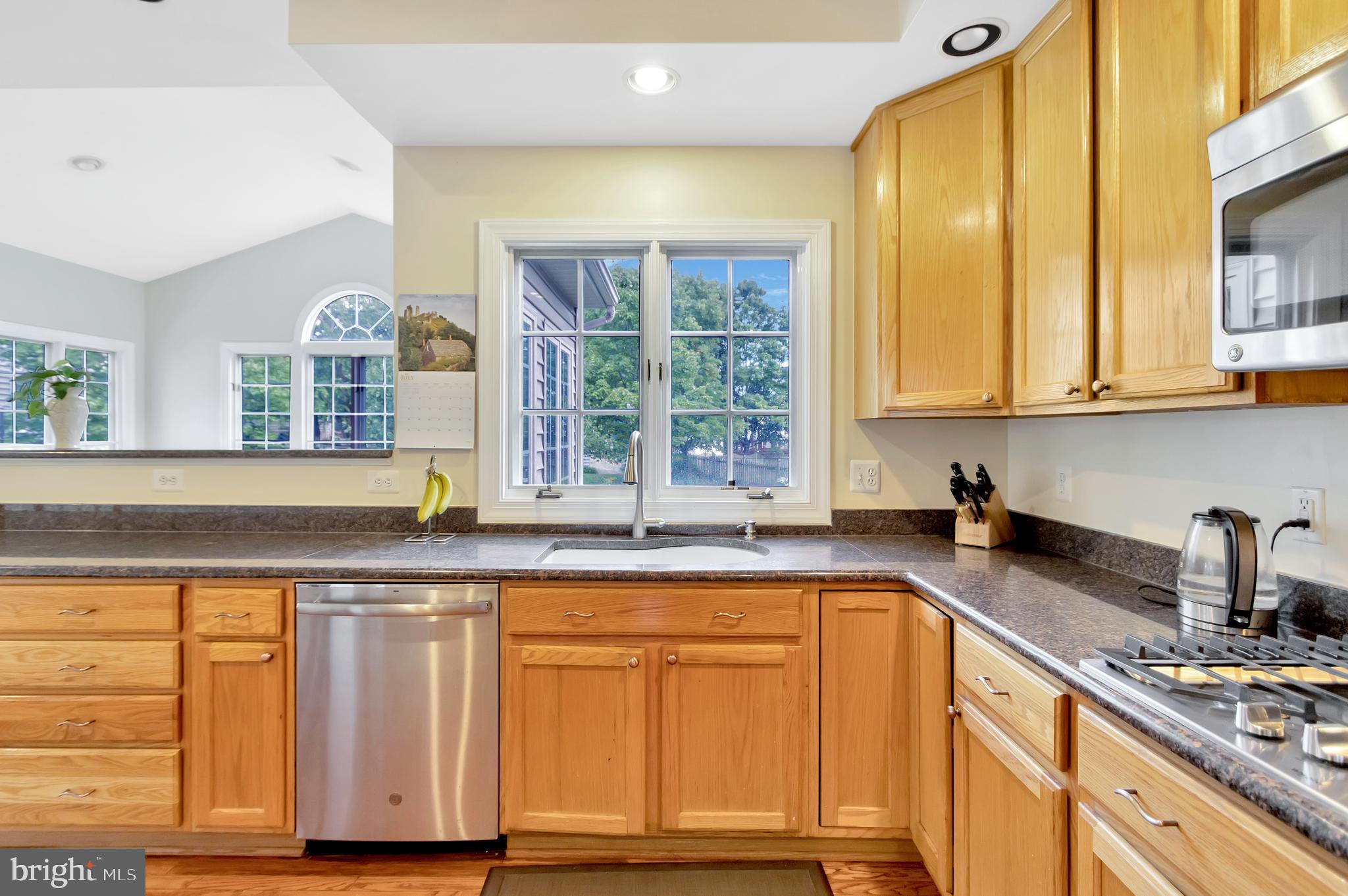 43364 Deepspring Court Ashburn, VA 20147 - Photo 12 of 59 Main Floor - Kitchen