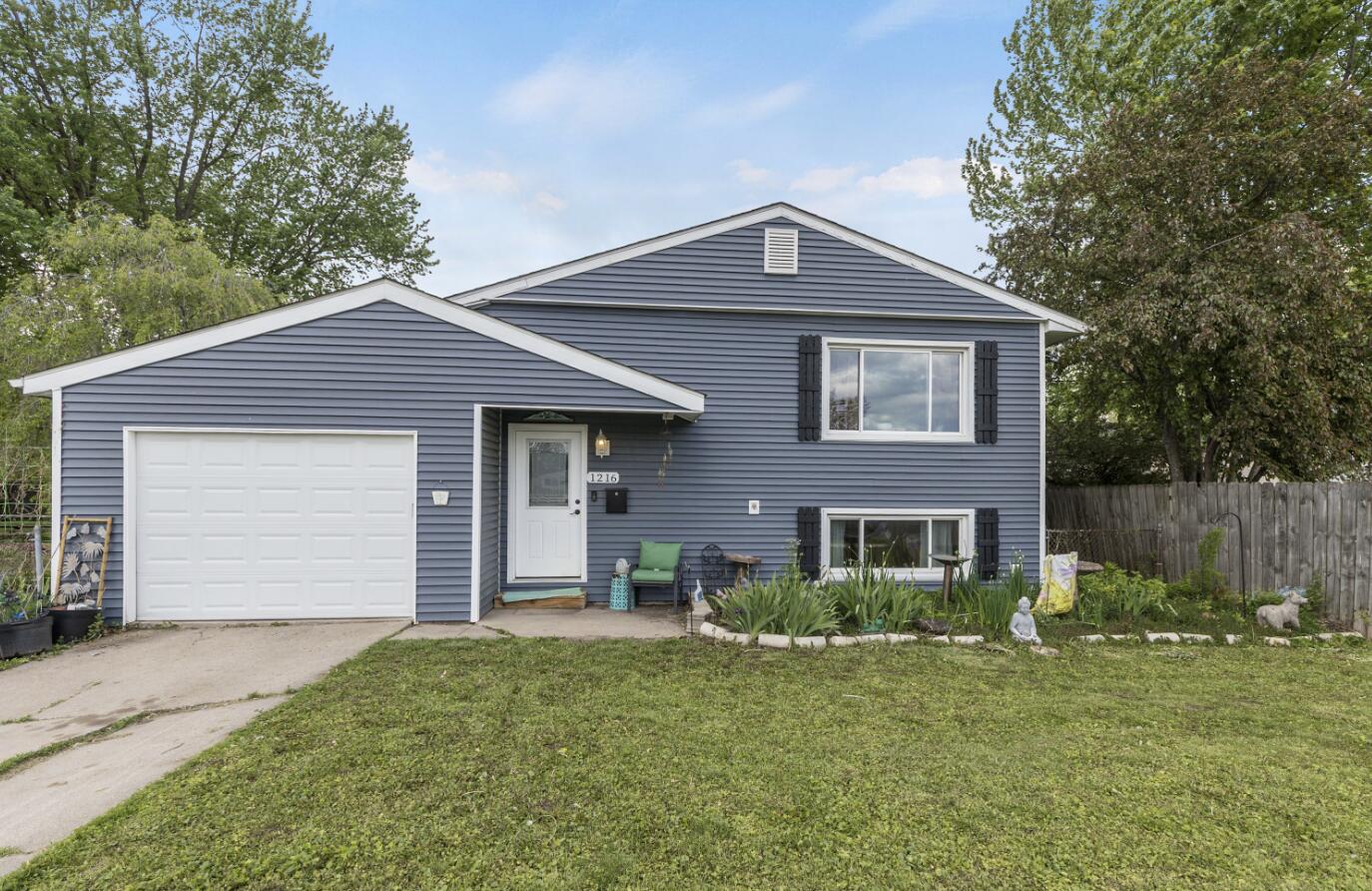 1216 Dwiggins Court Griffith, IN 46319 - Photo 1 of 32 1374x892